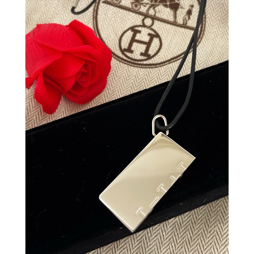 HERMÈS Symbole Amour Pendant Necklace Leather Pre Owned - Picture 4 of 13